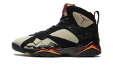 7 SE "Black Olive" DN9782 001